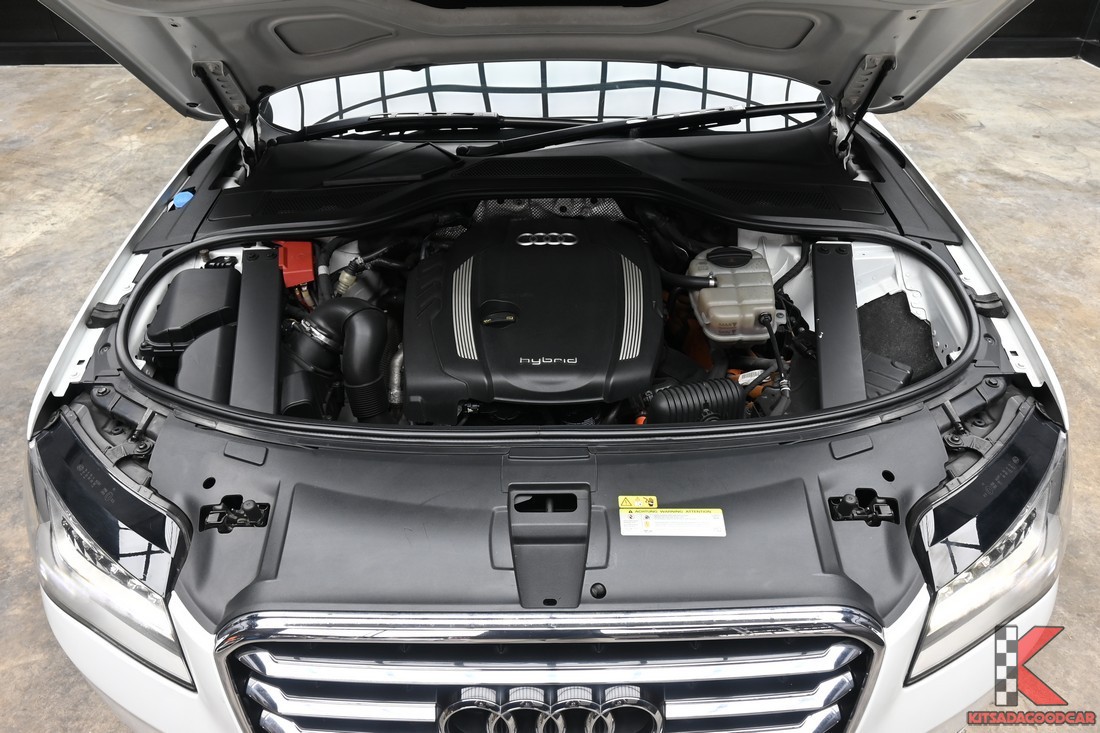 Audi A8L 2.0 Hybrid ปี 2014 ห้องเครื่องเบนซิน Hybrid 2.0 ลิตร
