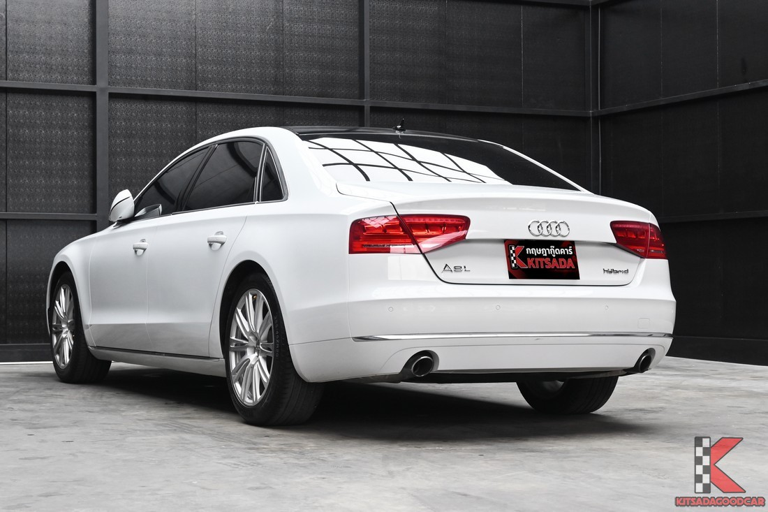 Audi A8L 2.0 Hybrid ปี 2014 มุมท้ายเฉียง