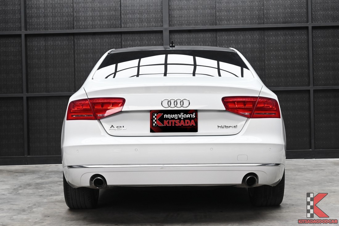 Audi A8L 2.0 Hybrid ปี 2014 ด้านท้ายรถ Sedan บอดี้ยาว