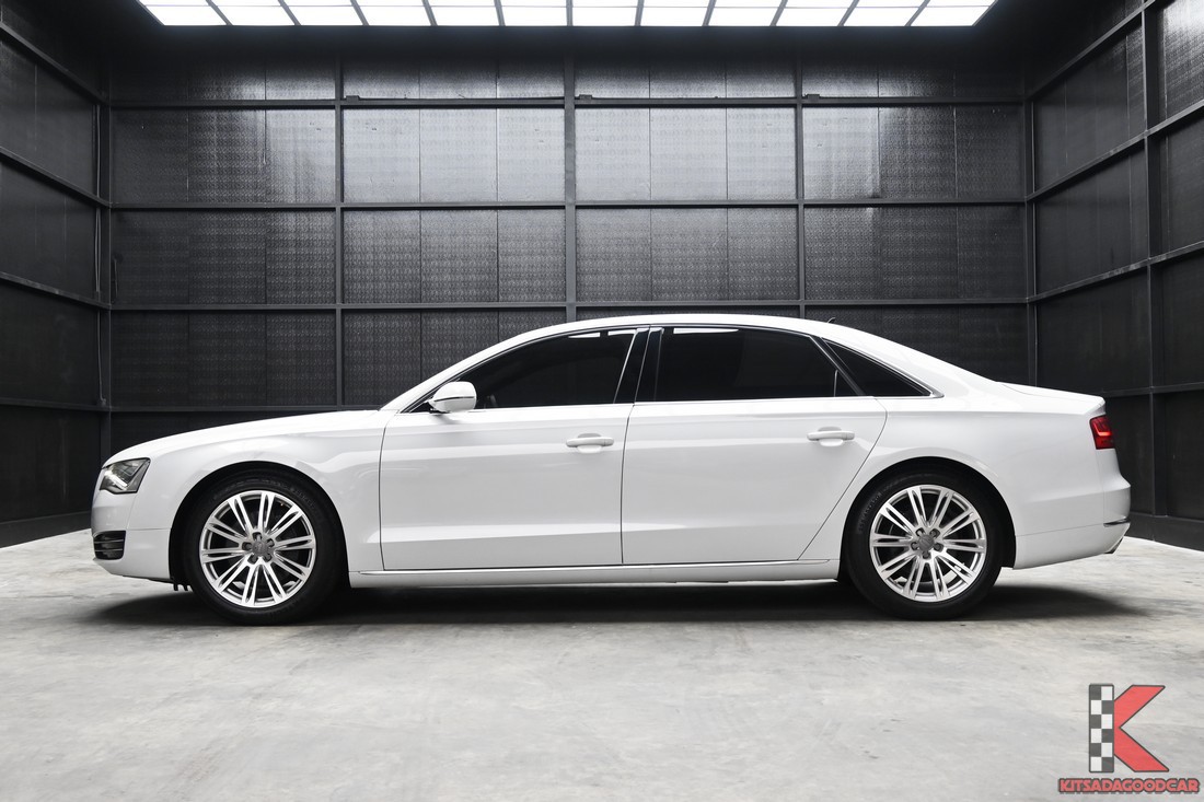 Audi A8L 2.0 Hybrid ปี 2014 ด้านข้างตัวรถสีขาว