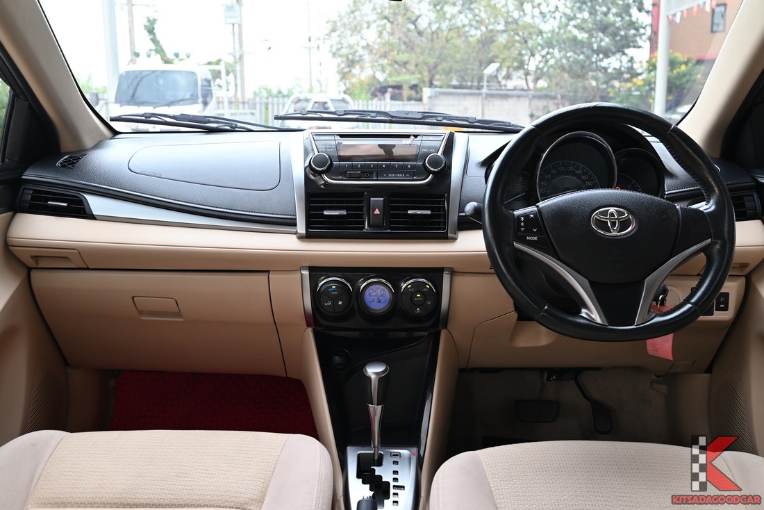 มุมมองคอนโซลหน้าและพวงมาลัย Vios