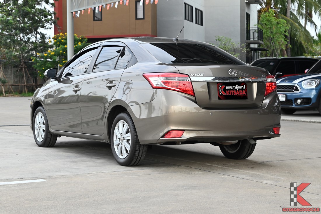 Toyota Vios 2014 มุมหลังเฉียง