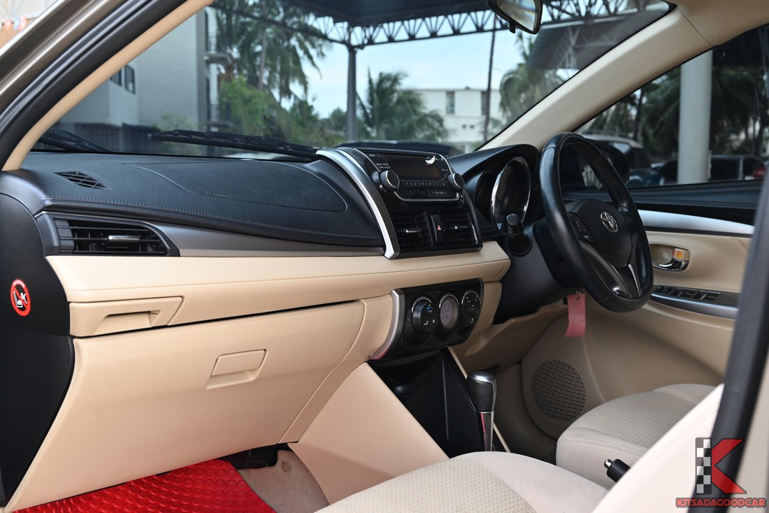 ห้องโดยสารคู่หน้า โทนครีม-ดำ