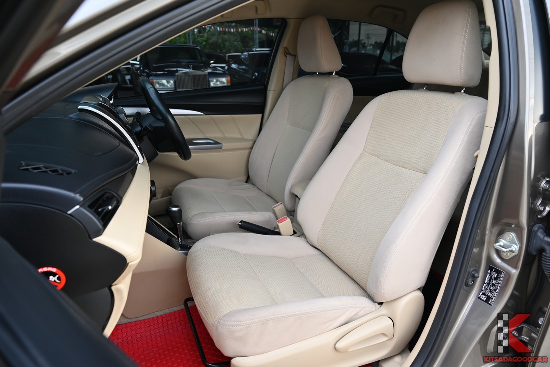 เบาะคู่หน้า ผ้าโทนครีม Toyota Vios