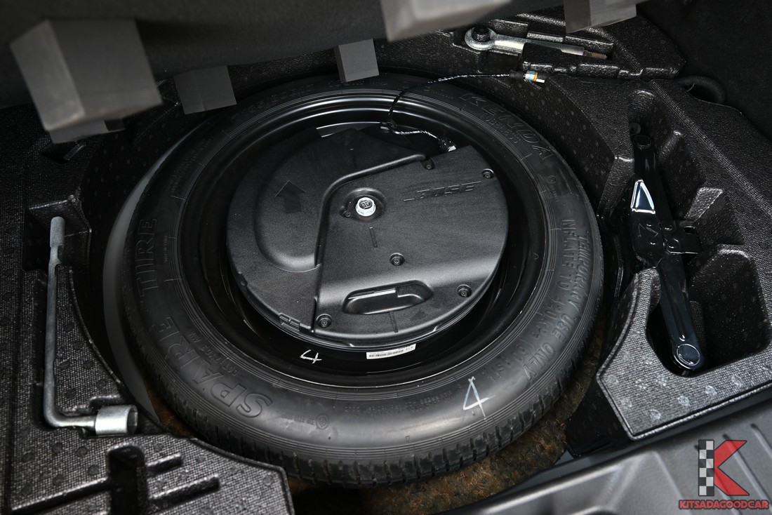 Mazda CX-30 2.0 SP ปี 2021 มือสอง ชุดล้ออะไหล่และอุปกรณ์ท้ายรถ