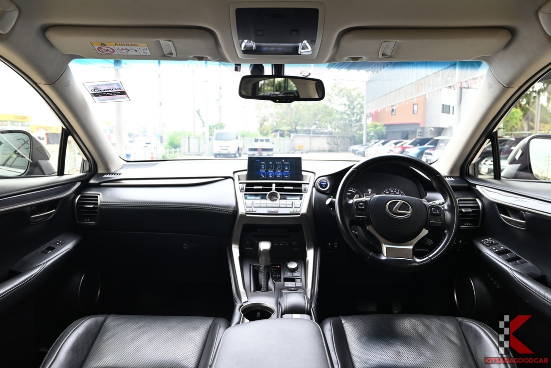 มุมมองกว้างภายใน ห้องโดยสารหน้า