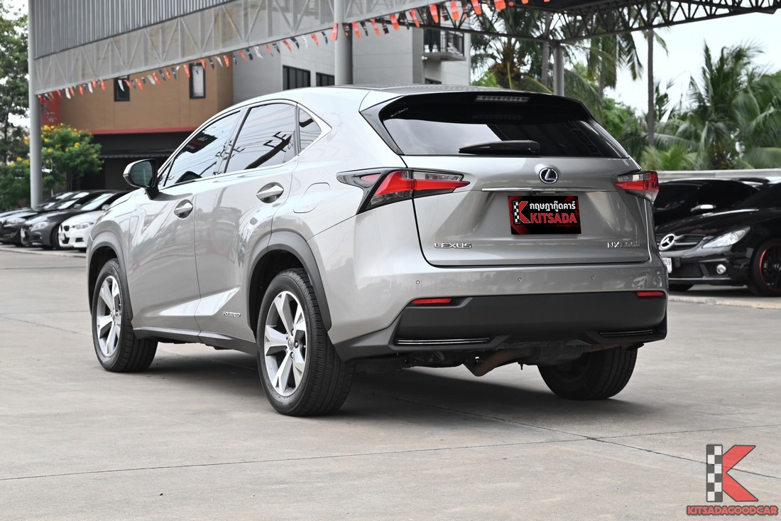 Lexus NX300h 2015 มุมหลังเฉียง