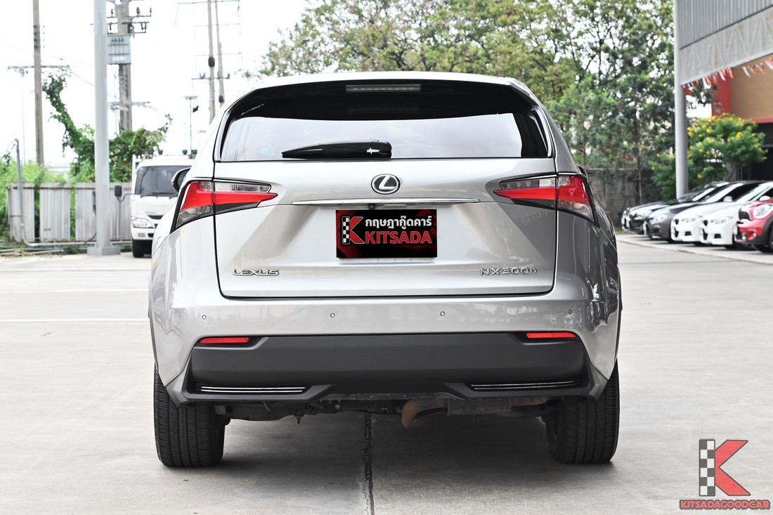 Lexus NX300h 2015 ด้านท้ายตรง
