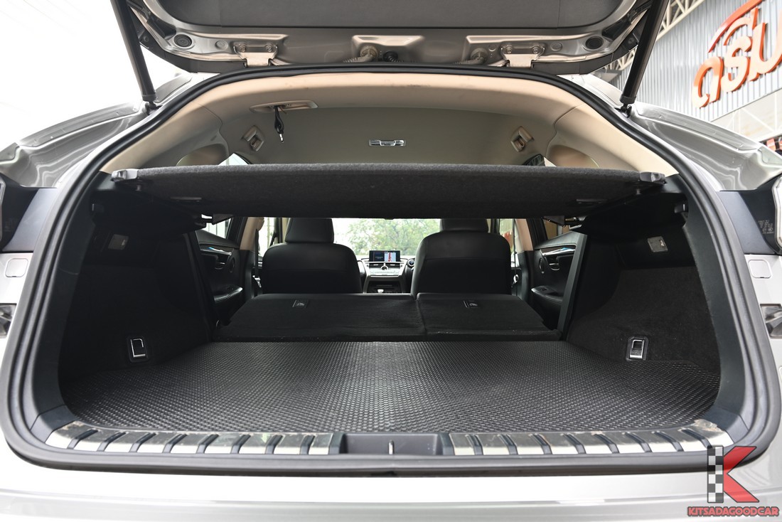 พับเบาะเพิ่มพื้นที่บรรทุก Lexus NX300h