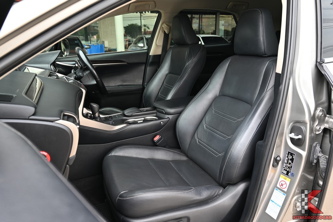 ห้องโดยสารคู่หน้า หนังสีดำ Lexus NX300h Premium