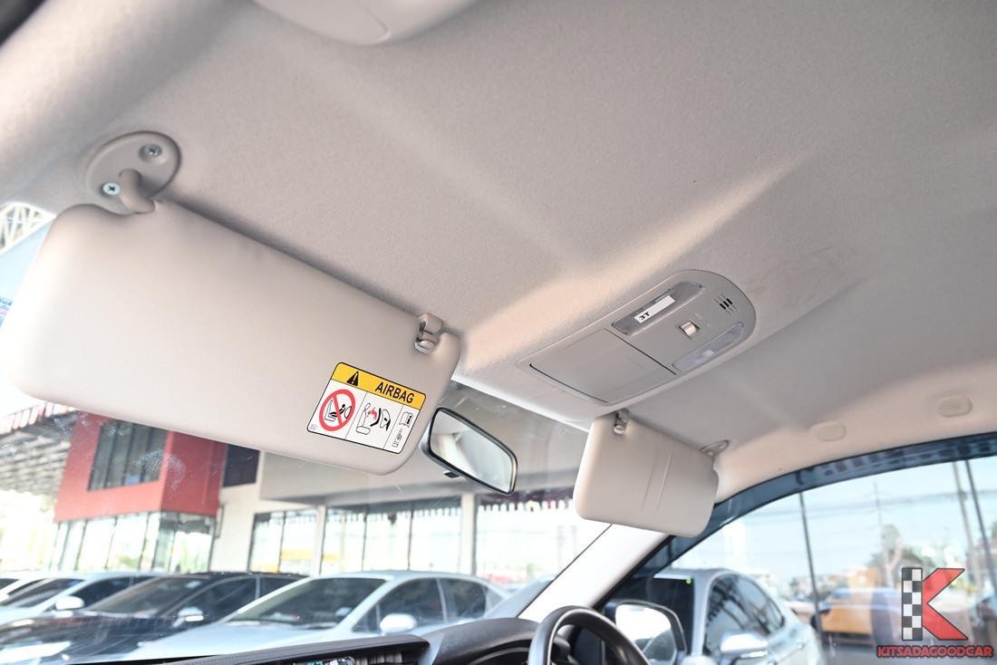 เพดานห้องโดยสารและโคมไฟกลาง