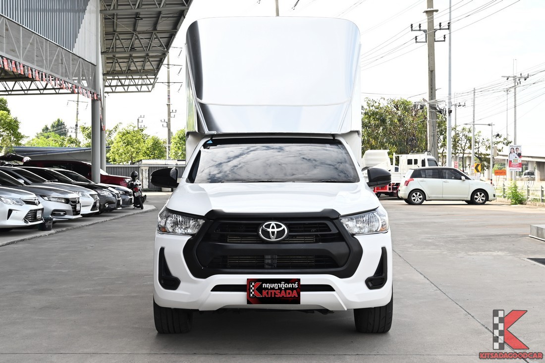 ด้านหน้า Toyota Hilux Revo 2.8 ตู้ทึบ 2.10 ม.