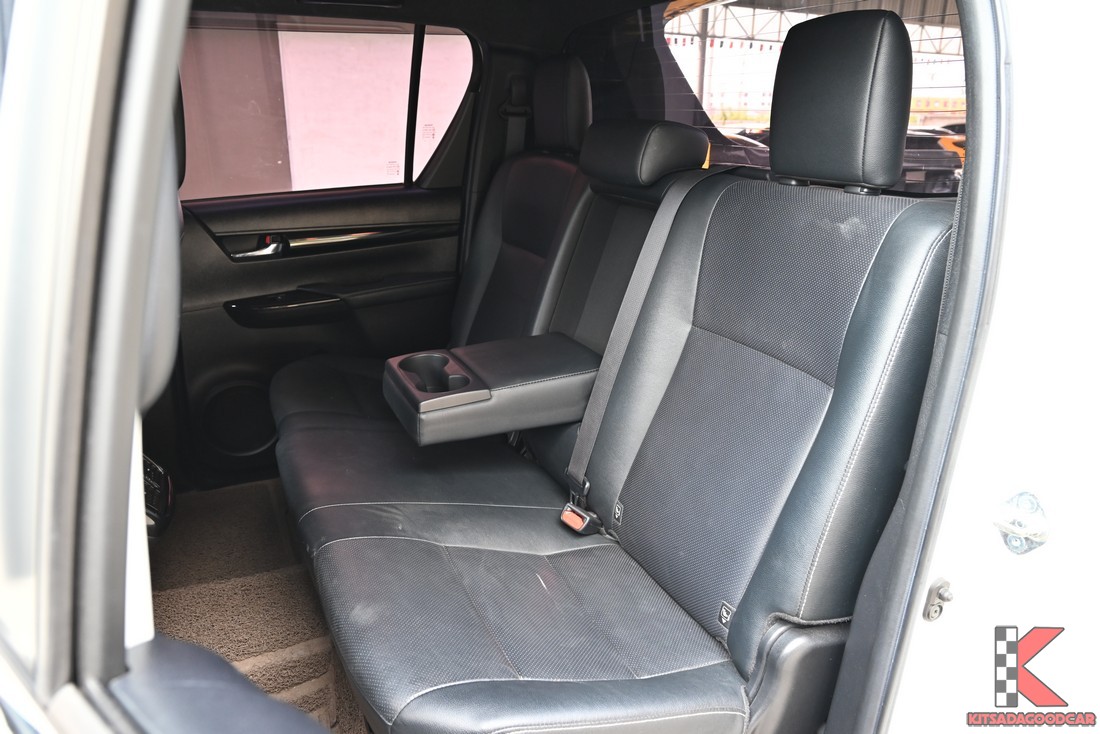 เบาะแถวหลัง พร้อมที่วางแขน