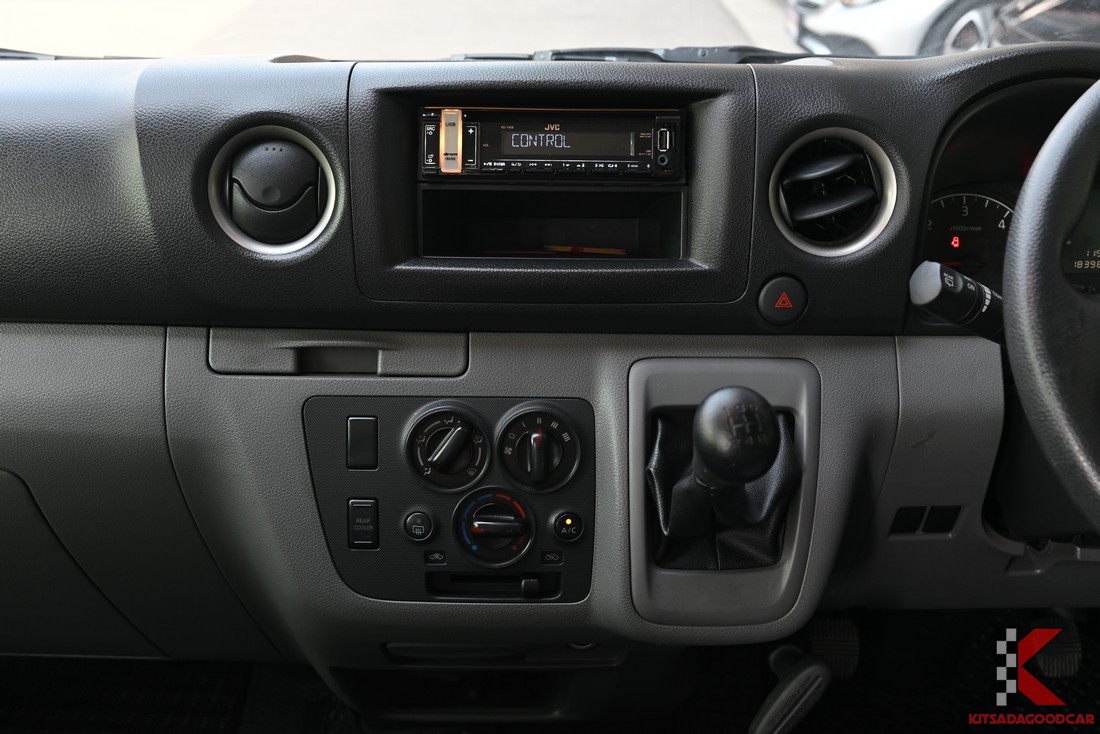 แผงควบคุมเครื่องเสียงและแอร์หน้า