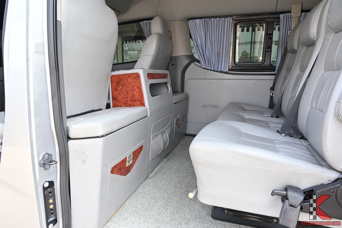 มุมมองห้องโดยสารกลาง พร้อมช่องเก็บของ