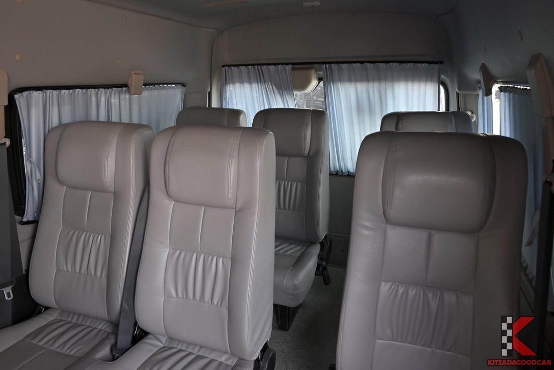 แถวที่นั่งด้านหลัง Nissan Urvan