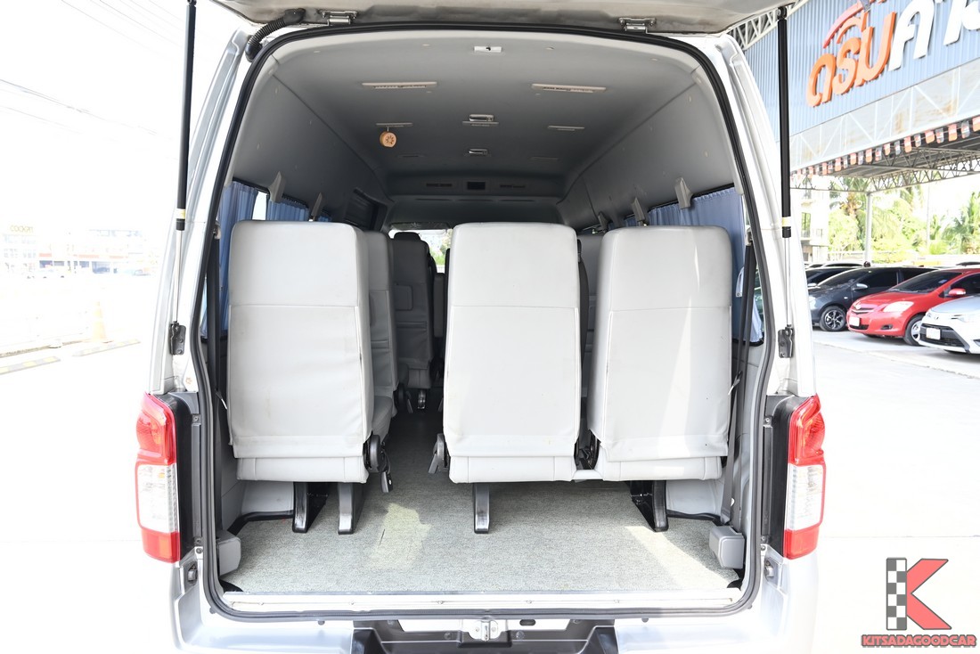 พื้นที่ท้ายรถตู้ Urvan เปิดประตูหลัง