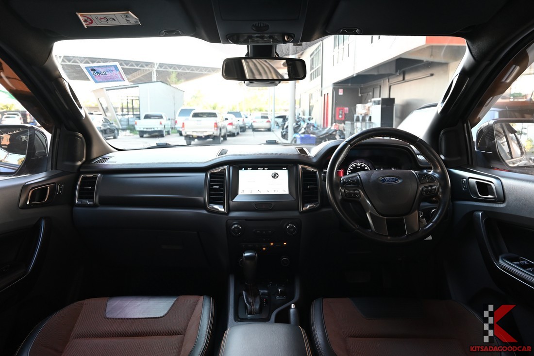 มุมกว้างภายในคอนโซลและพวงมาลัย