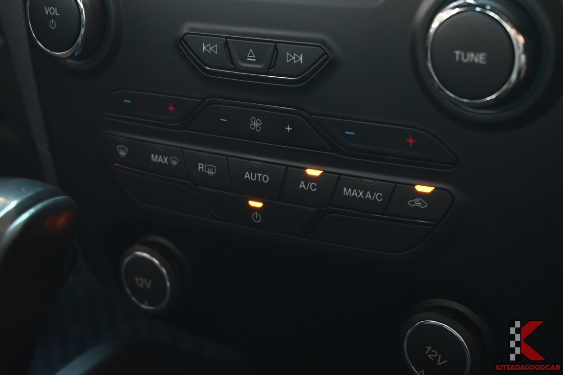 แผงควบคุมแอร์อัตโนมัติ