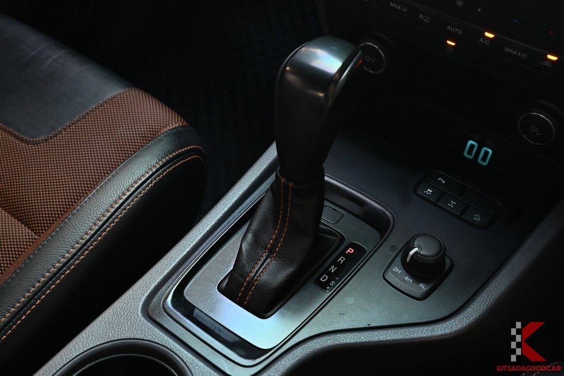 หัวเกียร์ออโต้และปุ่มเลือกโหมดขับเคลื่อน 2H/4H/4L