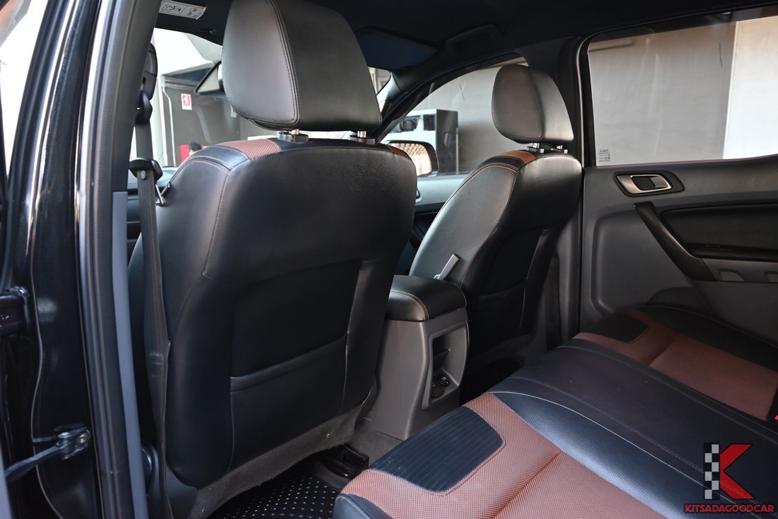 พื้นที่วางขาเบาะหลัง มุมมองจากประตูหลัง