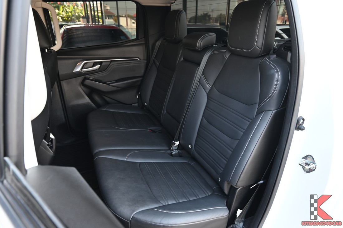 เบาะแถวหลัง นั่งได้เต็ม 3 ที่นั่ง