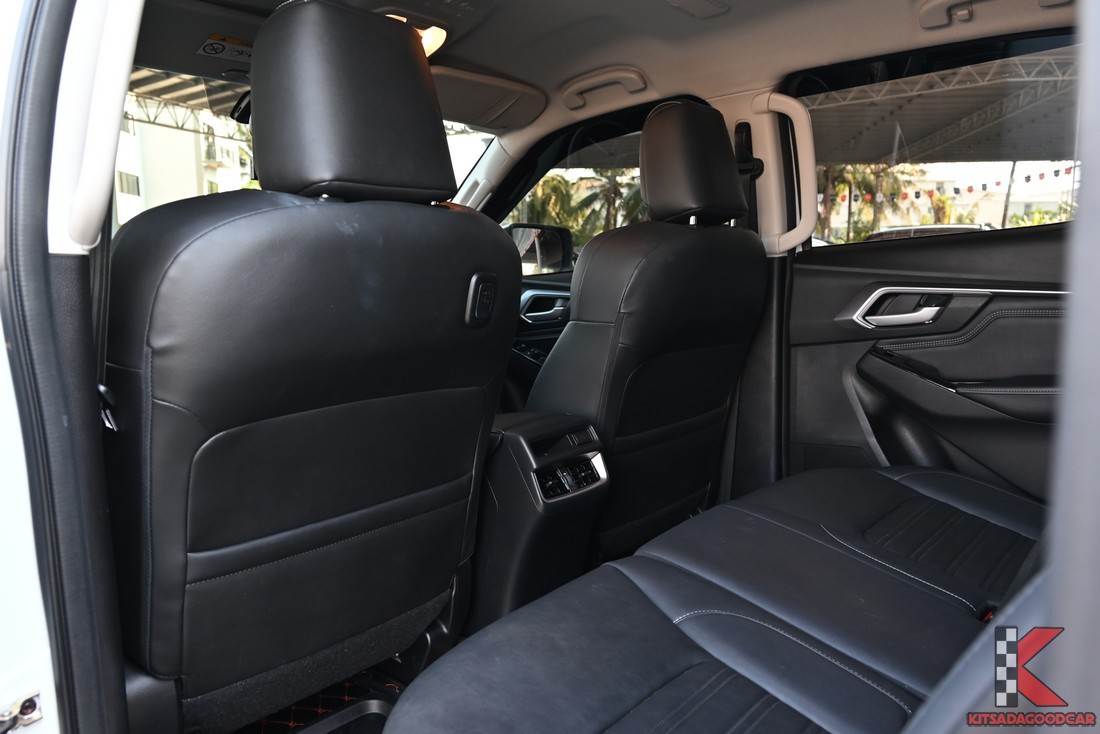 พื้นที่ช่วงขาเบาะหลังและช่องแอร์ผู้โดยสาร