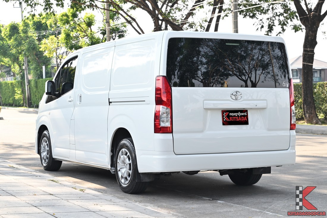 Toyota Hiace Eco Van 2022 มุมท้ายขวา