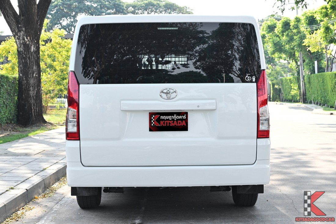 Toyota Hiace Eco Van 2022 ด้านท้ายตรง