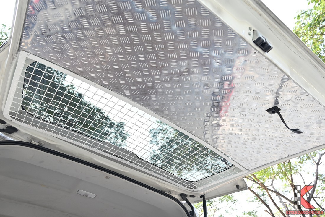 ฝาท้ายด้านใน บุแผ่นลายตีนไก่