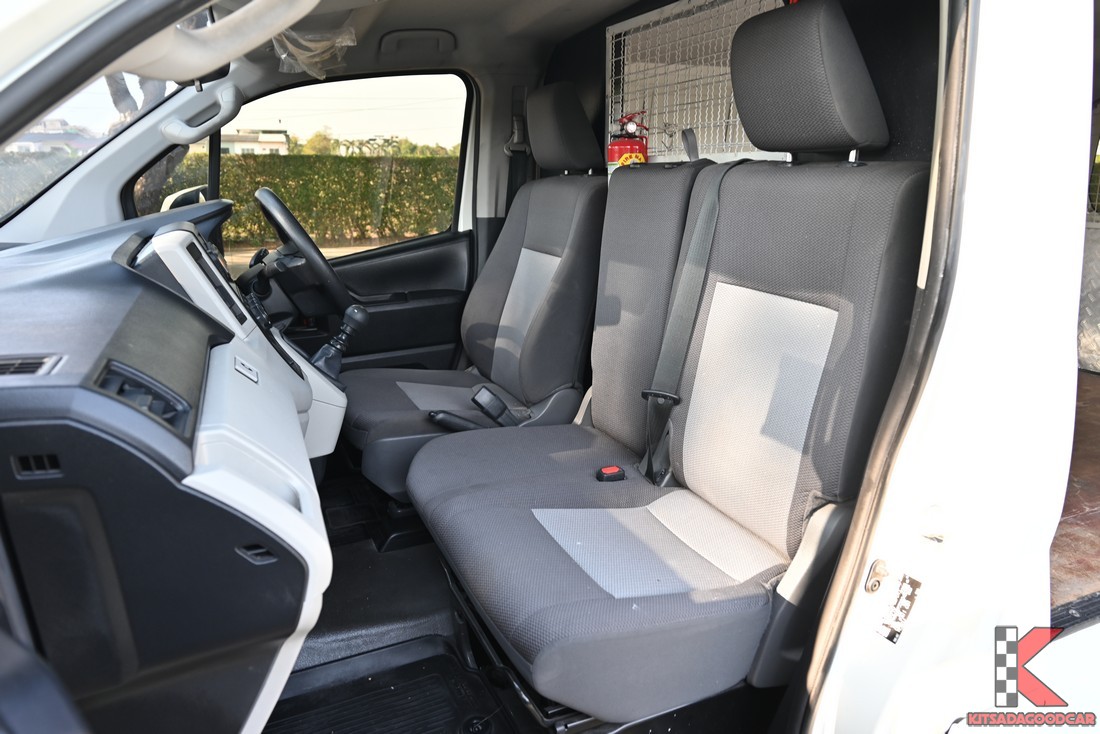 ช่องแสงและตะแกรงกันภายในฝาท้าย