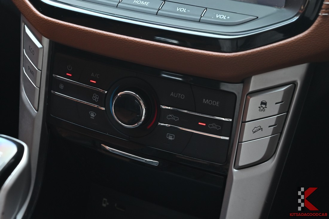 แผงควบคุมแอร์ดิจิตอลและปุ่มโหมด