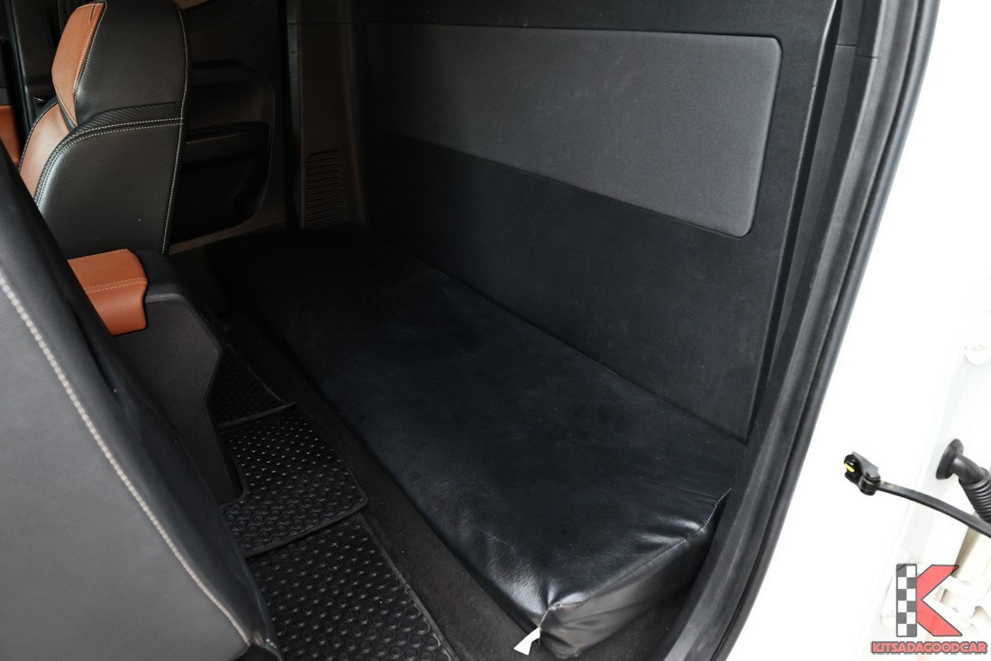 เบาะเสริมด้านหลังในห้องโดยสารแค็บ