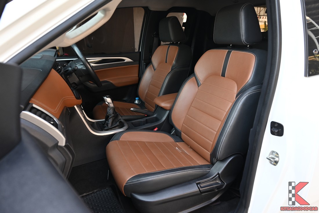 ห้องโดยสารคู่หน้า โทนดำ-น้ำตาล