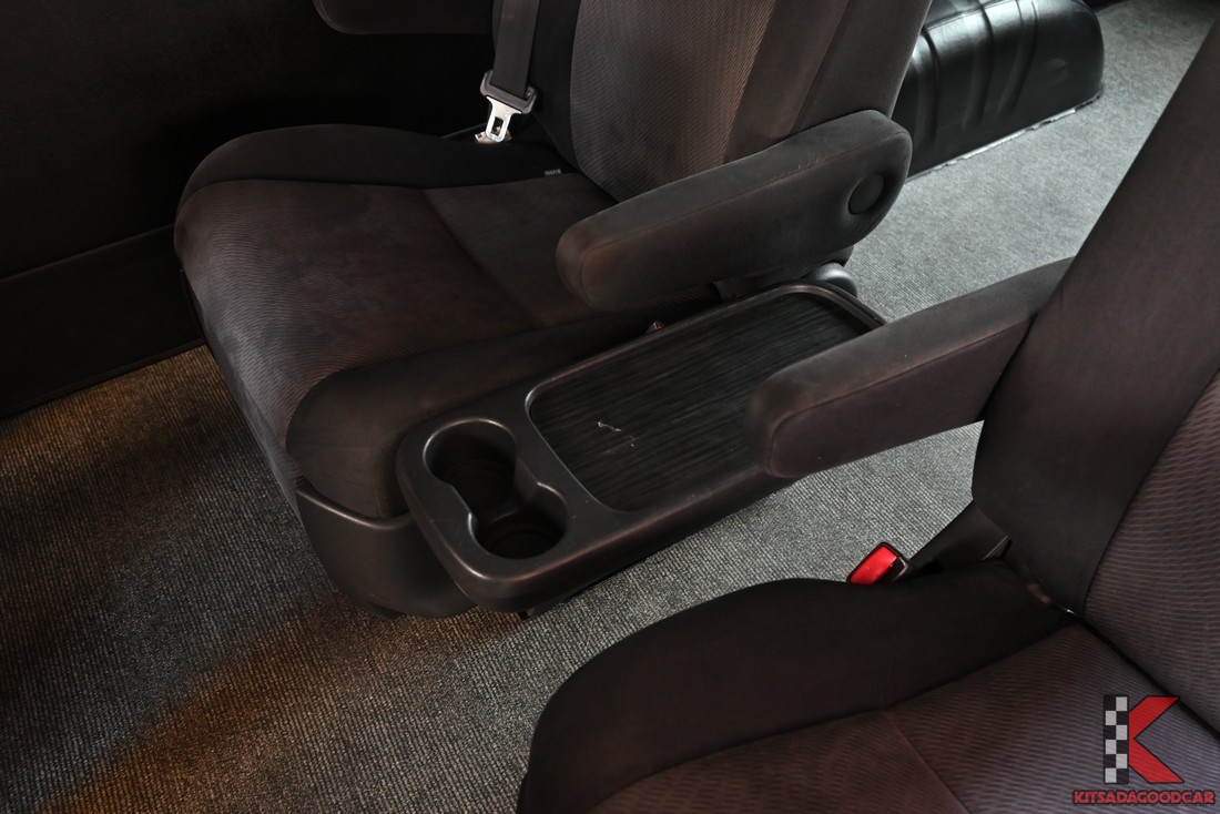 ที่เท้าแขนพร้อมช่องวางแก้ว