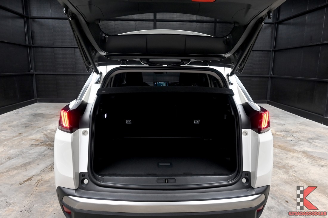 Peugeot 3008 1.6 Allure 2022 มือสอง ด้านท้ายและไฟท้าย