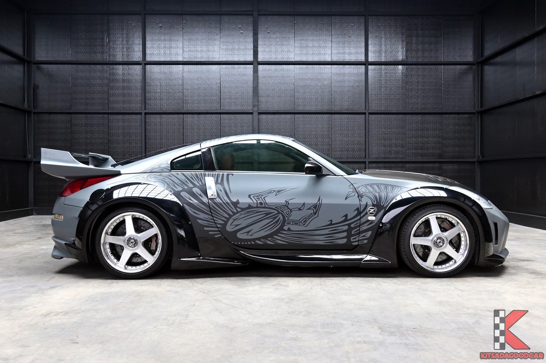 Nissan 350Z 3.5 Coupe ปี 2011 ด้านข้างตัวรถสีเทา
